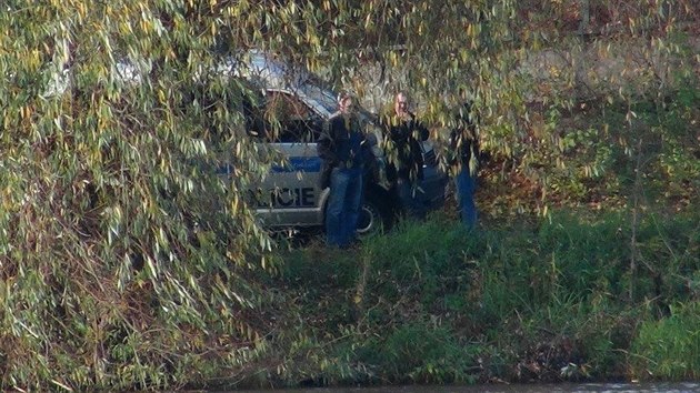 Policist prohledvaj prostor u Vltavy pobl Barrandovskho mostu, kde nali lidskou nohu(26.10.2013)