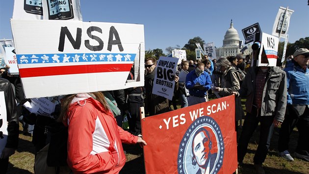 Demonstrace proti masovému sledovacímu programu NSA ve Washingtonu (26. íjna