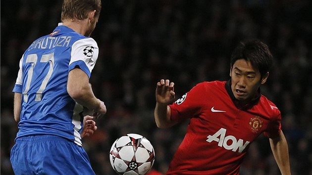 KDO S KOHO? inji Kagawa z Manchesteru United (vpravo) a David Zurutuza z Realu Sociedad.