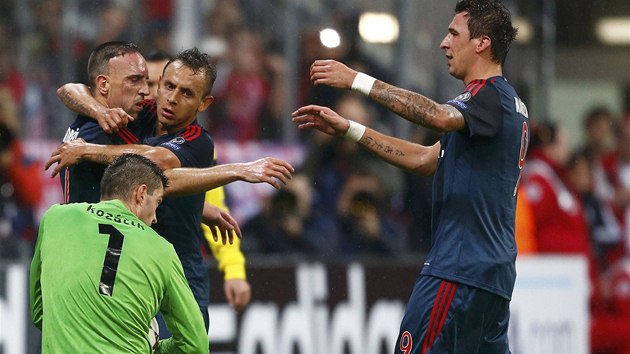 KONEN GL. Spoluhri oslavuj gl Francka Ribryho (vlevo). Bayern se poprv trefil z pokutovho kopu.