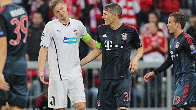 NHRADN KAPITNI. Zvr zpasu dohrvali s kapitnskou pskou plzesk Vclav Prochzka a tak Bastian Schweinsteiger z Bayernu.