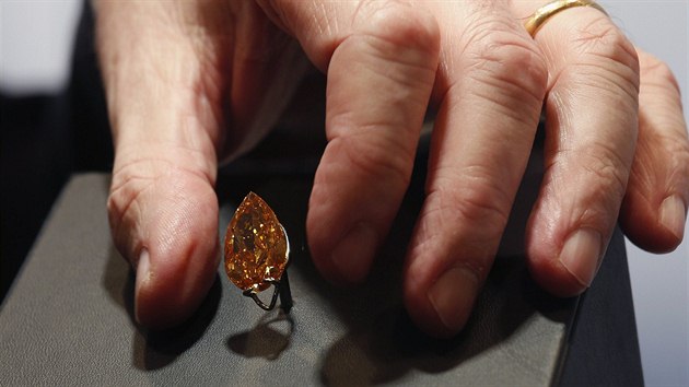 V Hongkongu odhalili ob oranov diamant. Cena jde do stamilion