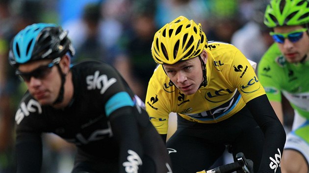 HVZDY TOUR. Britsk cyklista Chris Froome udolal v poslednm zvod roku slovenskho rychlka Sagana (v zelenm).