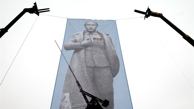 Sdruen Dekomunizace vyvsilo na mst Stalinova pomnku na prask Letn ob podobiznu Vladimira Putina. Chce tak varovat tak ped opakovnm historie. (25. jna 2013)