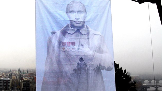 Sdruen Dekomunizace vyvsilo na mst Stalinova pomnku na prask Letn ob podobiznu Vladimira Putina. Chce tak varovat tak ped opakovnm historie. (25. jna 2013)