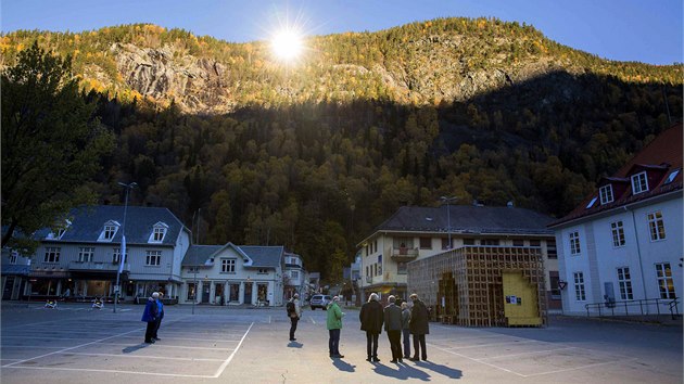 Ob zrcadla odrej slunen paprsky do ulic norskho industrilnho msta Rjukan.