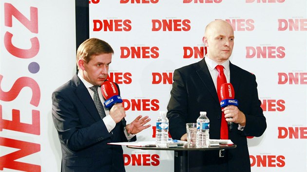 fredaktor MF DNES Robert sensk a jeho zstupce Ji Kubk (vpravo) pi pedvolebn debat ldr stran, kterou v prask NTK pod MF DNES a iDNES.cz. (22. jna 2013)