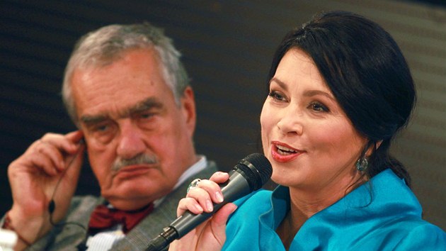 Karel Schwarzenberg a Jana Bobokov pi pedvolebn debat ldr stran, kterou v prask NTK pod MF DNES a iDNES.cz. (22. jna 2013)