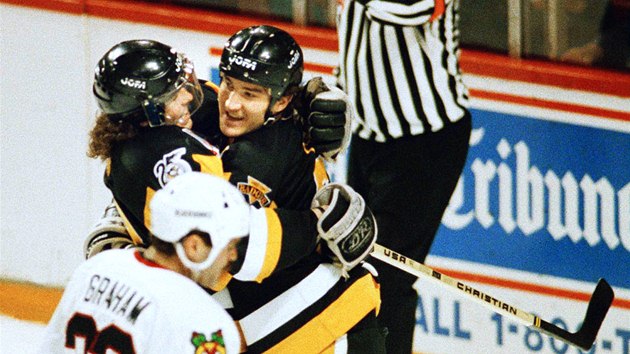 1992. Jaromr Jgr se raduje z glu, kter vstelil do st Chicaga jeho tmov spoluhr Mario Lemieux. (1. ervna 1992) 