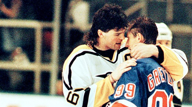 1999. Kanadsk hokejov legenda Wayne Gretzky prv ukonil svou hrskou kariru. Na led se snm rozlouil i Jaromr Jgr. (18. dubna 1999)