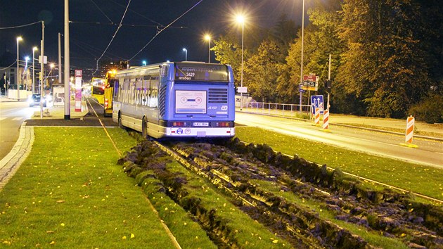 Hlubok rhy v trvnku vznikly a pi samotnm vyproovn uvzlho autobusu.