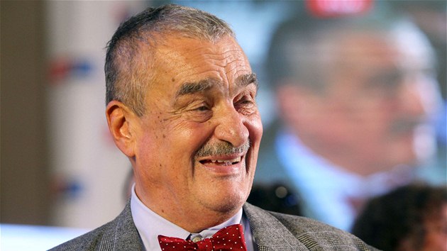 Karel Schwarzenberg ve volebním tábu TOP 09. (26. íjna 2013)