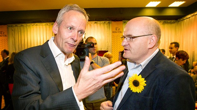 Cyril Svoboda a Daniel Herman diskutují ve volebním tábu KDU-SL. (26. íjna