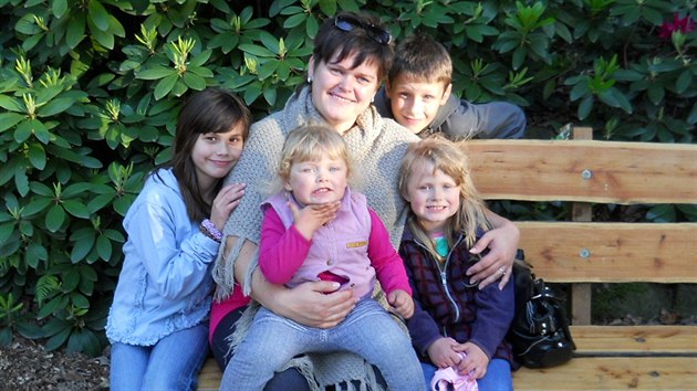 Rodina Daniely Majetn: zleva Melanie, vzadu Pepk, zprava vedle maminky Madlenka a na kln nejmlad Valerie.