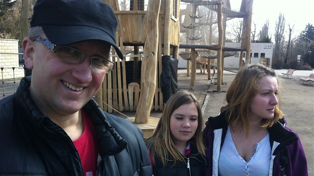 Tom Novk Bernard s dcerou Natli a vymnnou manelkou Petrou na vlet v zoo ve Dvoe Krlov