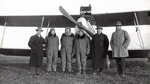 Aero A.14, prostední lovk v letecké kombinéze s álou kolem krku, by ml být...