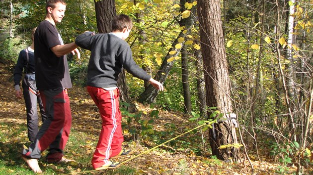 Dti si vyzkouely chzi po slackline, co je pevn popruh nataen mezi dva stromy.