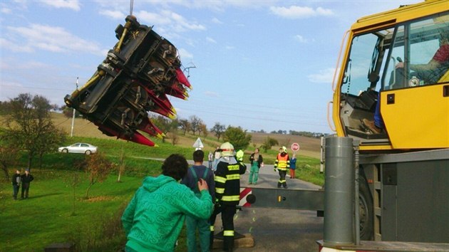 Hasii vyprouj na Vykovsku pevrcen kombajn (27. jna 2013).