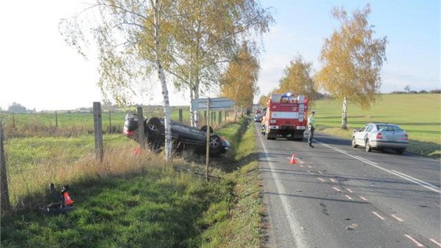 Snmek z nehody, pi n ve stedu odpoledne koda Superb v Perov pi vyhbn se kolon narazila do sanitky pevejc pacienta. (23. jna 2013)