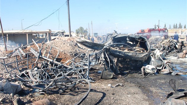 Na kontrolnm stanoviti v syrskm mst Ham se odplil sebevraedn atenttnk, zabil minimln 30 lid. (20. jna 2013)