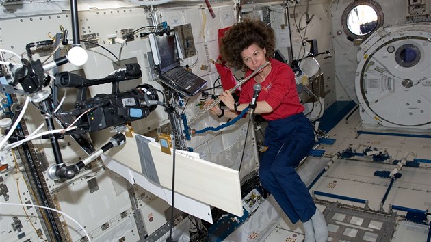 Astronautka Catherine Colemanov hraje na fltnu na ISS (Expedice 27, rok 2011)