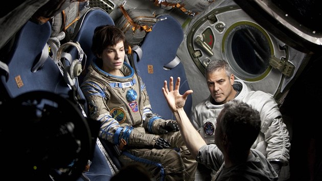 Hlavn (a jedin) protagonist filmu Gravitace pi naten scny v nvratovm modulu Sojuz