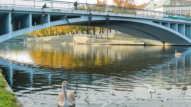 Figurny obenc jako symboly obt komunismu na Tyrov most v centru Hradce Krlov