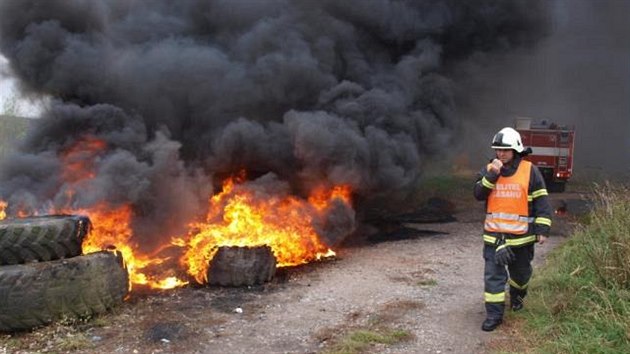 Bezdomovec Ludvk ze Skivan u nkolikrt zaplil pneumatiky. Na mst zasahovali hasii. (18.10.2013).