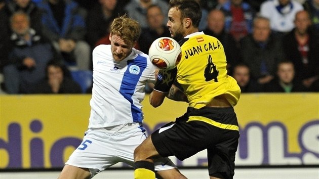 Libereck fotbalista Radoslav Kov (vlevo) v souboji s Juanem Calou z FC Sevilla.