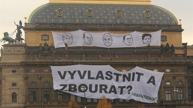 Akce Greenpeace na budov Nrodnho divadla v Praze v ter 22. jna 2013 