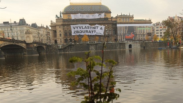 Akce Greenpeace na budov Nrodnho divadla v Praze v ter 22. jna 2013 