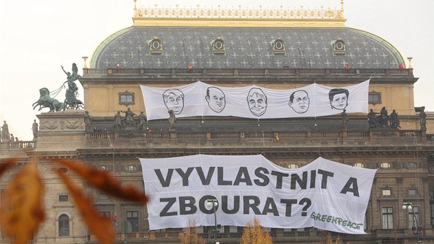 Akce Greenpeace na budov Nrodnho divadla v Praze v ter 22. jna 2013 