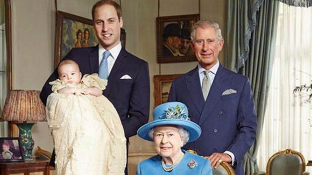 Fotografii krlovny se temi nslednky trnu podil britsk fotograf Jason Bell v salonku Clarence House krtce po slavnostnch ktinch prince George v roce 2013.
