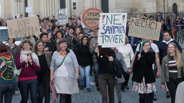 Zhruba tyi stovky lid protestovaly 22. jna 2013 v Olomouci proti plnu na stavbu tetho mrakodrapu ve mst, ptasedmdest metr vysok antovka Tower.