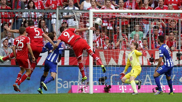 MANDUKI SROVNV. tonk Bayernu Mnichov Mario Manduki (s slem 9) touto trefou srovnal stav utkn s Herthou Berln na 1:1.