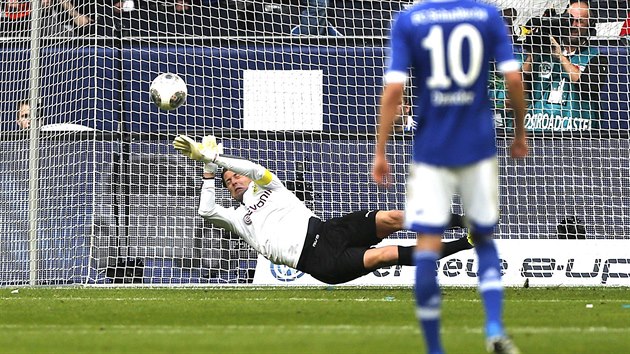 MM! Glman Dortmundu Roman Weidenfeller (vlevo) takhle chytil v utkn na hiti Schalke pokutov kop Boatenga.