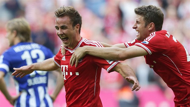DOBE, MARIO. Thomas Mueller z Bayernu Mnichov (vpravo) blahopeje Mariovi Goetzeovi ke glu, jen vstelil v 54. minut.