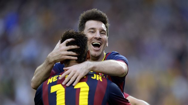 DOBE, BRCHO! Lionel Messi (elem) gratuluje Neymarovi ke vstelen brance do st Realu Madrid. Barcelona se tak v 19. minut ujala veden 1:0.