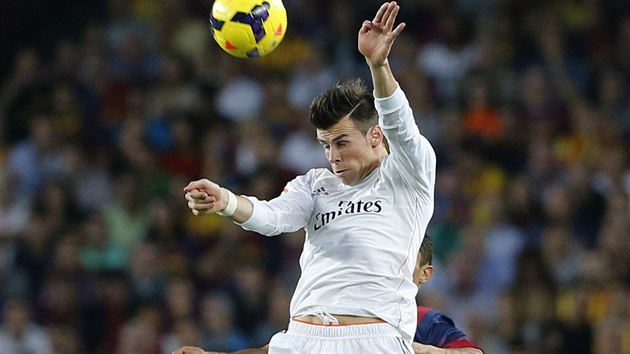 BALE VE VZDUCHU. Gareth Bale (v blm) bojuje ve vzduchu o m s Adrianem Correiou z Barcelony.