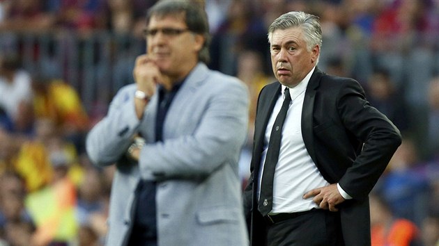 ZDUMIV POHLEDY. Spokojenjm kouem byl po El Clsicu trenr Barcelony Gerardo Martino (vlevo). Kou Realu Madrid Carlo Ancelotti prohrl se svm tmem podruh v tto sezon.