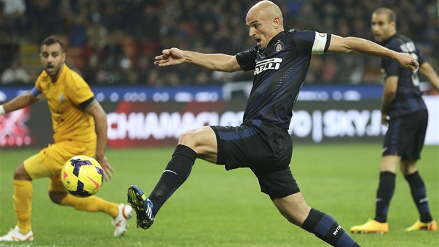 Zlonk Interu Miln Esteban Cambiasso takhle ve 38. minut utkn proti Hellas Verona plil a nemlil se. Inter vedl 3:1 a nakonec duel ovldl v pomru 4:2.