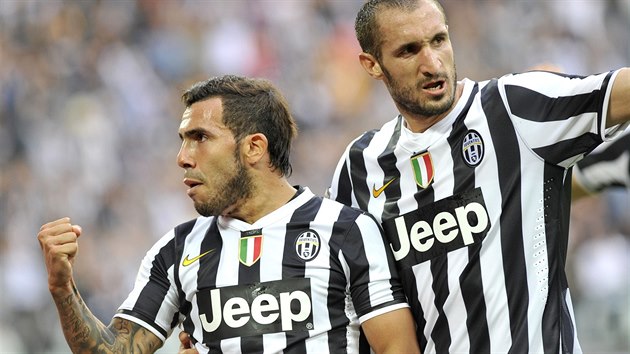 ZAAT PST. tonk Juventusu Turn Carlos Tvez (vlevo) slav se svm spoluhrem Giorgiem Chiellinim branku, kterou vstelil FC Janov.