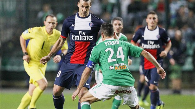 IBRAHIMOVI A KLIKA. Loic Perrin (zdy) ze Saint-Etienne brn Zlatanu Ibrahimoviovi (v modrm elem) v zaloen ton akce.