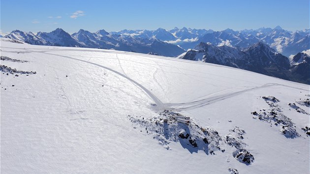 Komplex se nachz na normln vstupov trase hory, na jinm ledovci, jen pr set metr od bval chaty Priut 11, kter v roce 1990 shoela a ji nebyla obnovena. Leteck pohled.