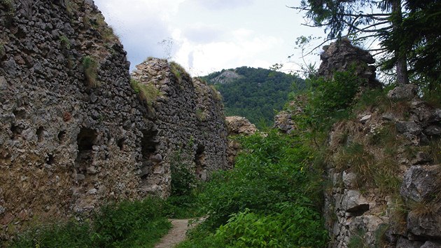 Hrad Vratec a vrch Chmeov