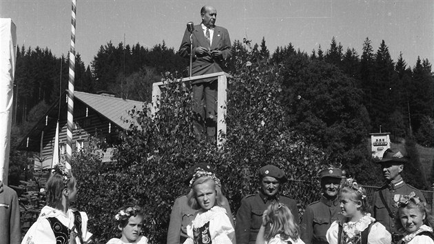 Ministr zahrani Jan Masaryk v Dlouhm-Rzech na Nchodsku pi odhalen pomnku obtem nacismu 7. z 1947.