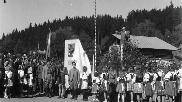 Ministr zahrani Jan Masaryk v Dlouhm-Rzech na Nchodsku pi odhalen pomnku obtem nacismu 7. z 1947.