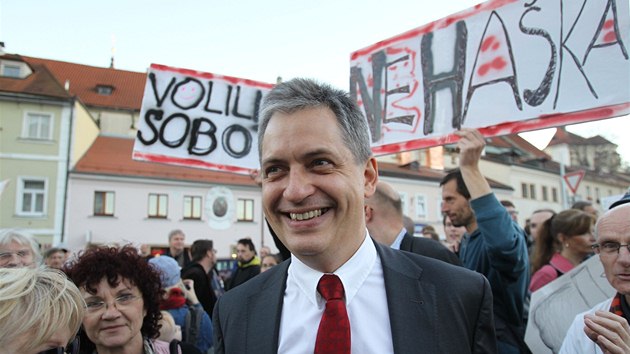 Sentor Ji Dienstbier na demonstraci na podporu Bohuslava Sobotky (28. jna 2013)