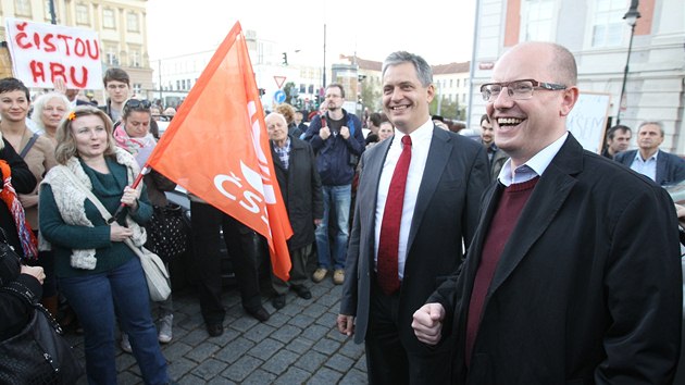 Sentor Ji Dienstbier a f SSD Bohuslav Sobotka na demonstraci pznivc (28. jna 2013)