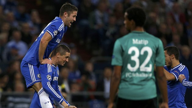 SKVLE, FERNANDO! Hri Chelsea gratuluj Torresovi (dole) ke glu proti Schalke.
